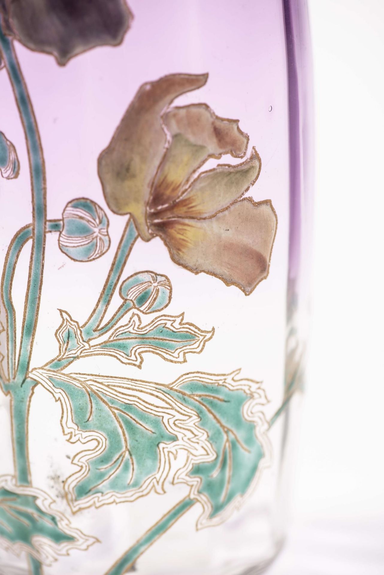 Vase en verre bicolore blanc et violet à décor en relief peint de fleurs - Bild 4 aus 5