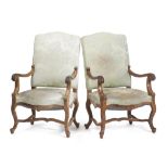 Paire de fauteuils italiens en noyer de style baroque