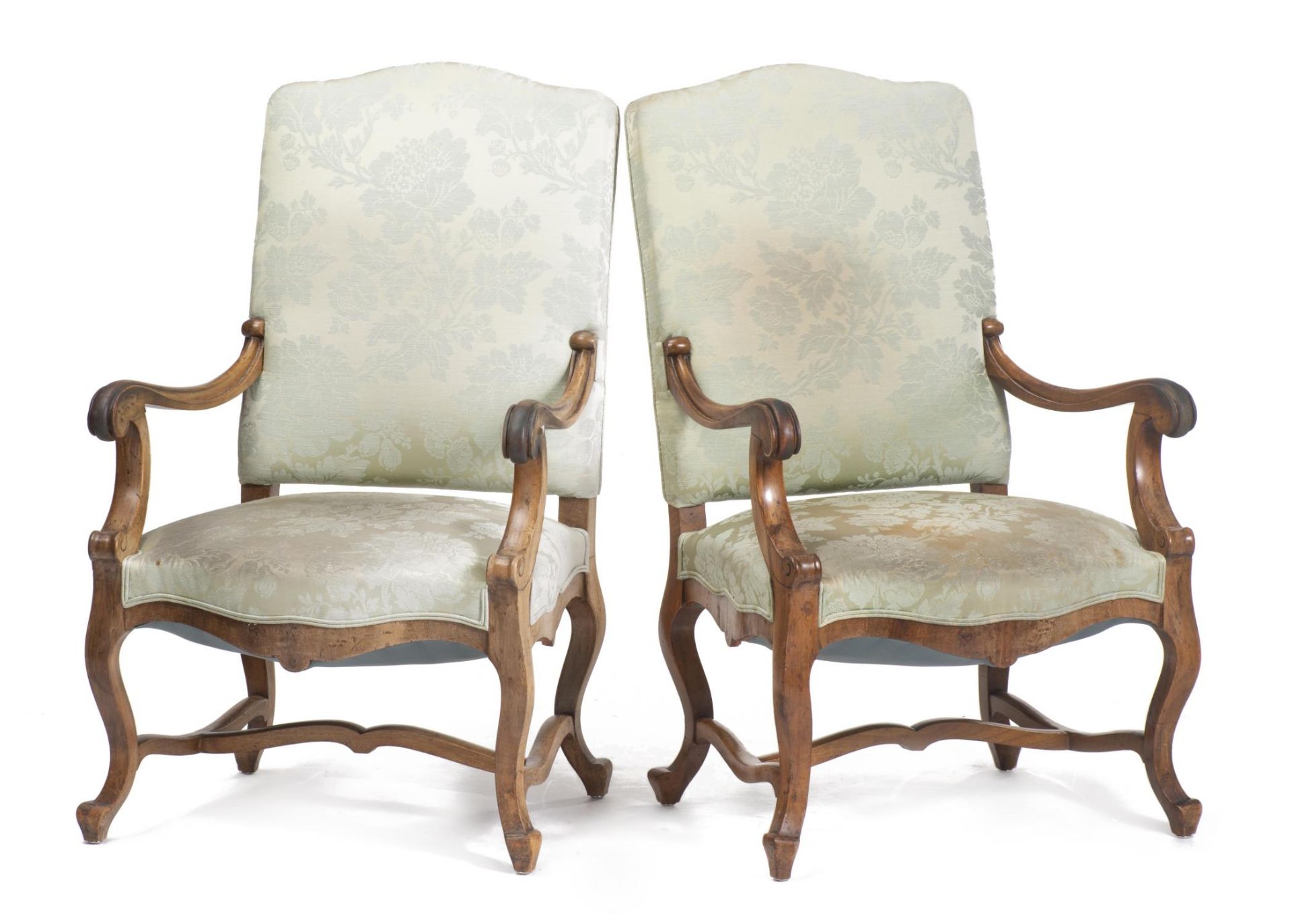 Paire de fauteuils italiens en noyer de style baroque