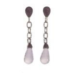 Paire de pendants d'oreilles en or gris .750 améthystes, diamants, rubis