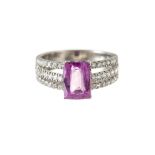 Bague en or gris .750 surmonté d'un saphir rose de 3.08 cts et diamants