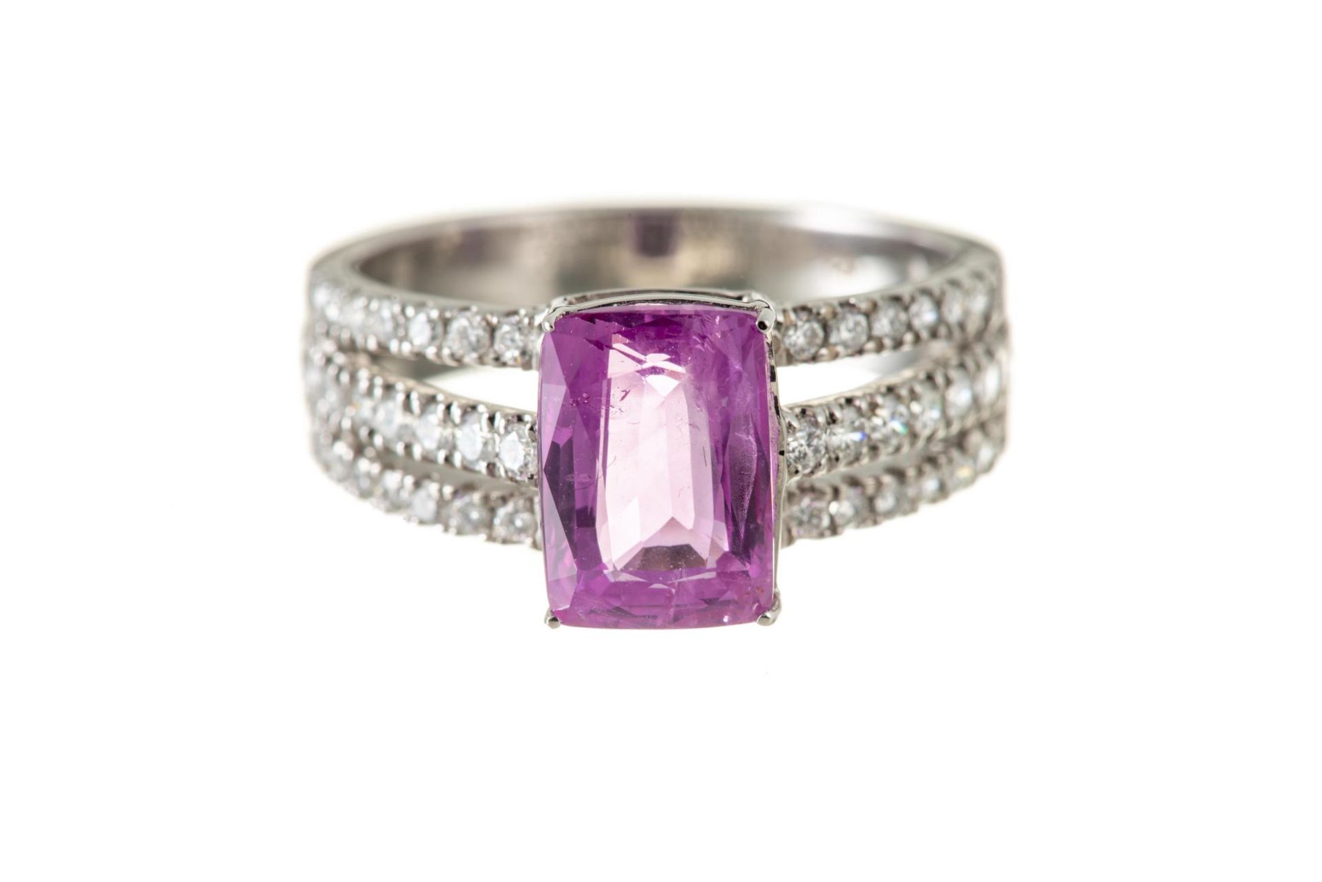 Bague en or gris .750 surmonté d'un saphir rose de 3.08 cts et diamants