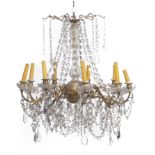 Lustre en bronze doré à 9 bras supportant des bougies et pampilles de cristal - [...]