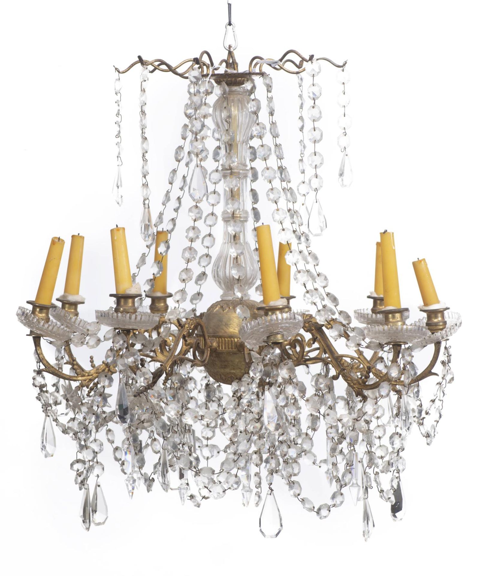 Lustre en bronze doré à 9 bras supportant des bougies et pampilles de cristal - [...]