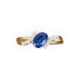 Bague en or avec un saphir bleu et diamants - Bague en or jaune et or gris .750 avec [...]