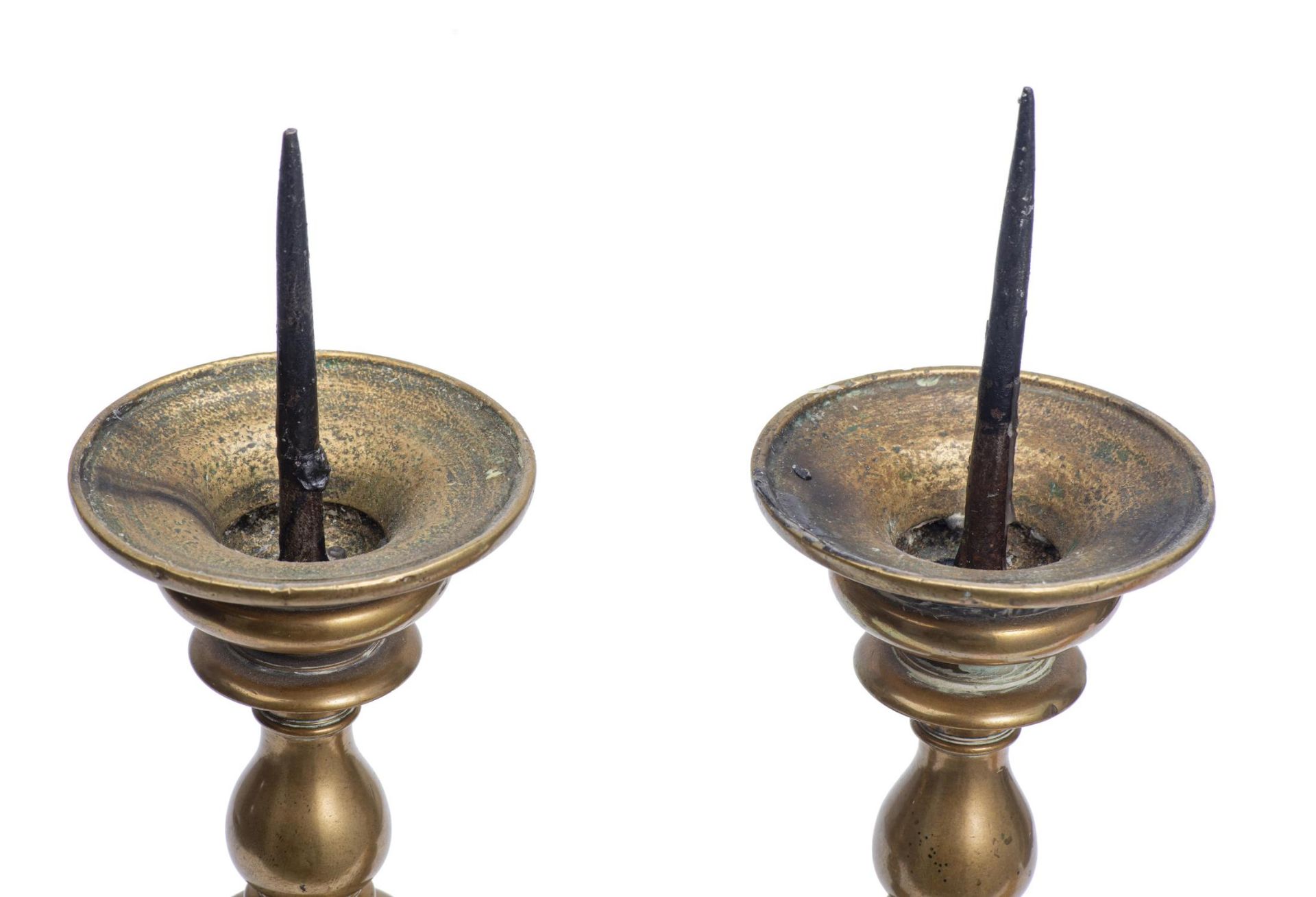 Paire de pique-cierges en bronze Haute-Epoque - Paire de pique-cierges en bronze [...] - Bild 3 aus 12
