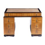 Bureau Art déco - Bureau Art déco, bâti en chêne à décor en marqueterie d'orme. [...]