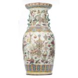 Vase en porcelaine de Chine à décor en famille rose d'objets de lettrés - Vase en [...]