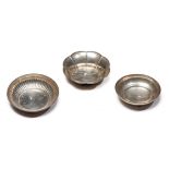 Petit lot de 3 coupes en argent - Petit lot de 3 coupes comprenant : -1 ovale sur 4 [...]