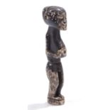 Statuette Songye (Congo) - Statuette Songye (Congo) à patine noire représentant un [...]