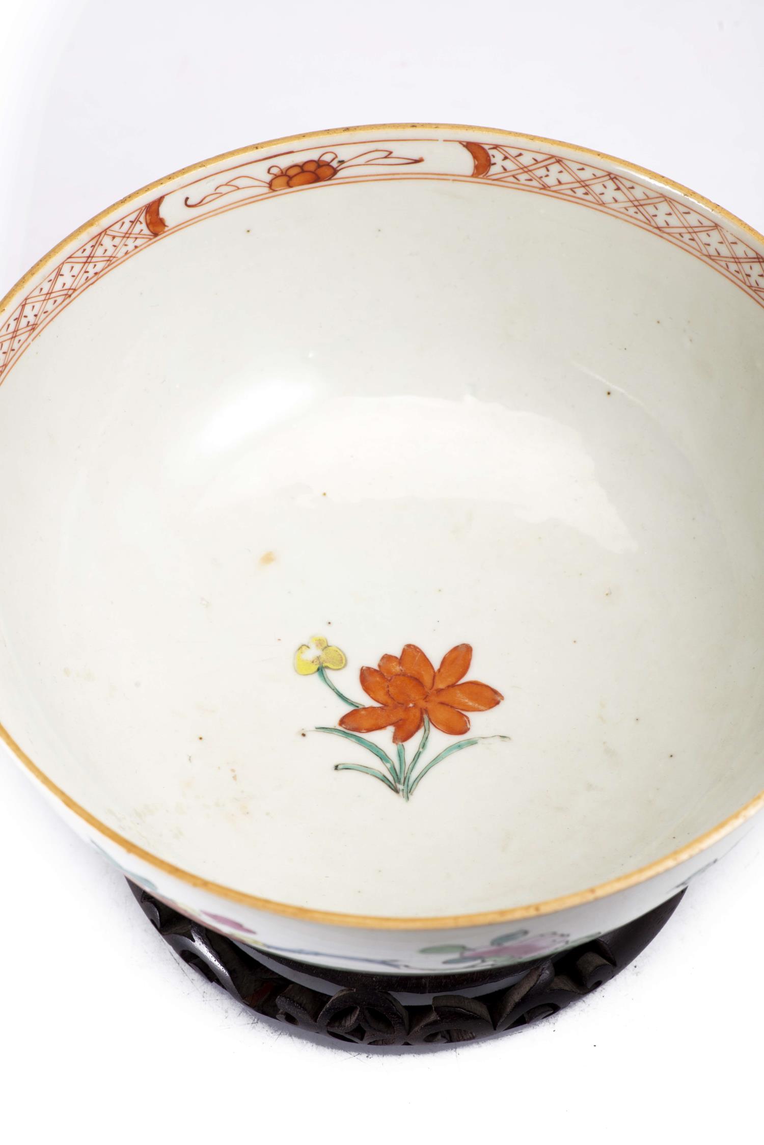 Bol en porcelaine de Chine à décor en famille rose de fleurs, époque Qianlong [...] - Image 4 of 8