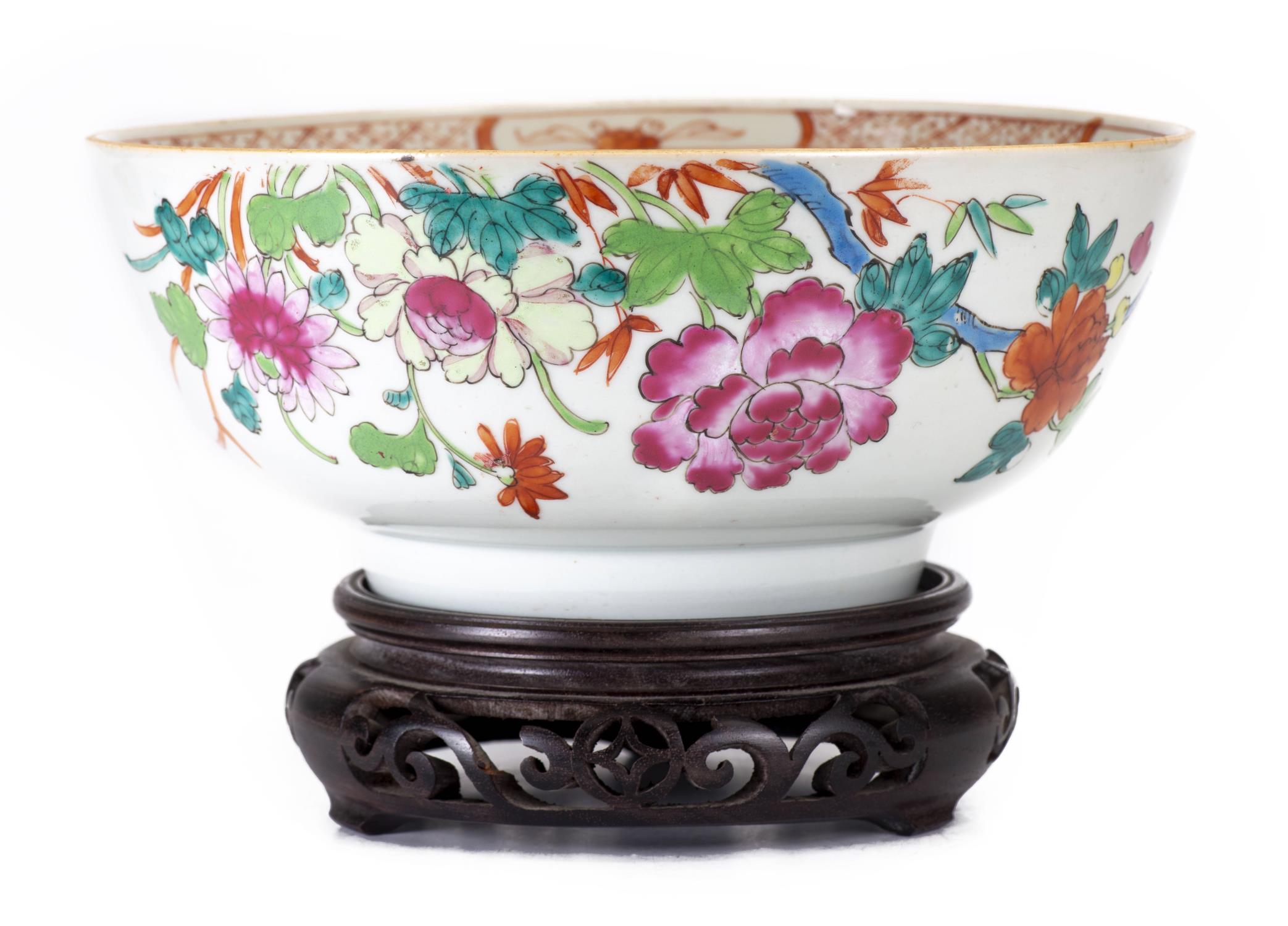 Bol en porcelaine de Chine à décor en famille rose de fleurs, époque Qianlong [...]