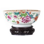 Bol en porcelaine de Chine à décor en famille rose de fleurs, époque Qianlong [...]