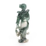 Statuette en jadéite d'une Meiren 梅人 représentant une musicienne - Statuette en [...]