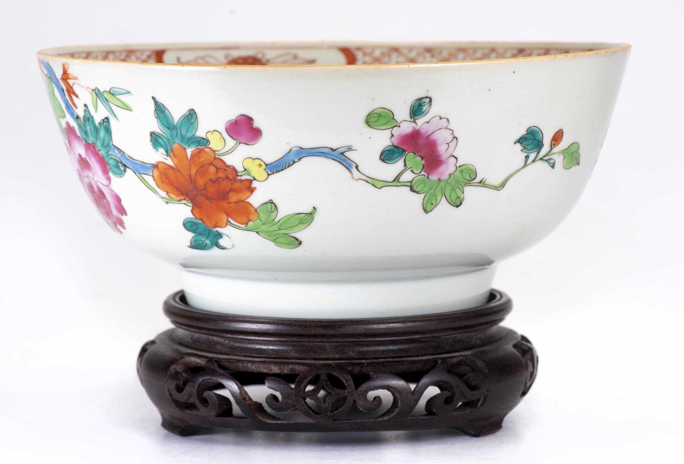 Bol en porcelaine de Chine à décor en famille rose de fleurs, époque Qianlong [...] - Image 8 of 8
