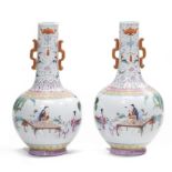 Paire de vases en porcelaine de Chine à décor en famille rose - Paire de vases en [...]
