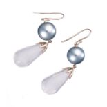 Paire de pendants d'oreilles avec une perle et un quartz rose en goutte - Paire de [...]