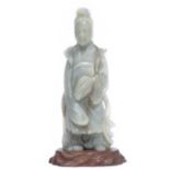 Guanyin en jade néphrite céladon reposant sur un socle en bois - Guanyin en jade [...]