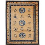 Tapis chinois Baotou en laine à décor central de 3 médaillons bleus avec objets de [...]