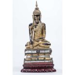 Bouddha birman en bois laqué doré assis en Diana mudra avec incrustations en petits [...]