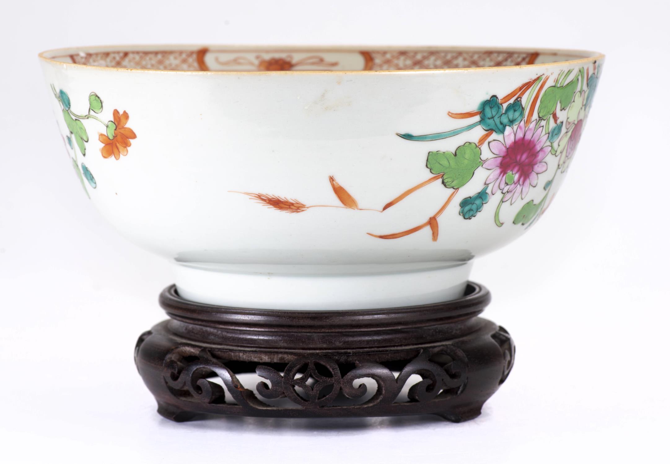 Bol en porcelaine de Chine à décor en famille rose de fleurs, époque Qianlong [...] - Image 2 of 8