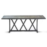 Table de style industriel - Table de style industriel, piètement en métal noir, [...]