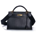 Hermès Paris, sac à main "Kelly" Sellier en cuir Clémence noir - Hermès Paris, [...]