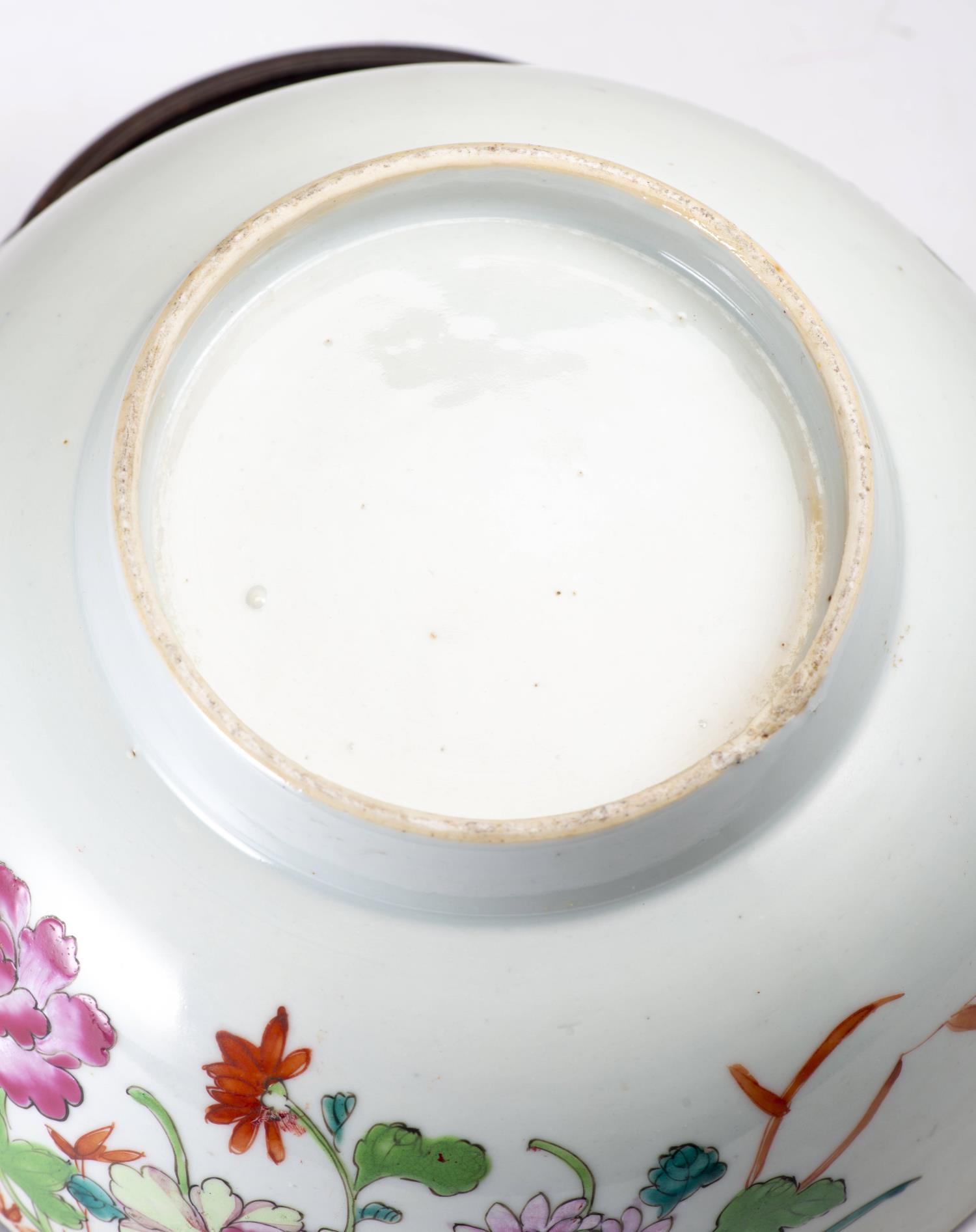 Bol en porcelaine de Chine à décor en famille rose de fleurs, époque Qianlong [...] - Image 7 of 8