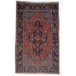 Tapis Hériz - Tapis Hériz à médaillon central sur champ rouge et bordure de lotus [...]