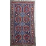 Tapis Kazakh à 13 médaillons centraux sur champ principal bleu nuit - Tapis Kazakh [...]