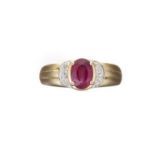 Bague rubis, or et diamants - Bague rubis en or jaune et or gris .750, avec un rubis [...]