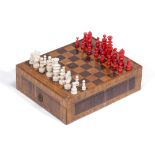 Boîte à jeu d'échec marquetée avec échiquier et jeu français en os de style [...]