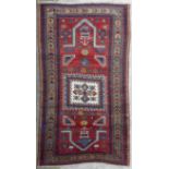 Tapis Kazakh à champ principal rouge parsemé des motifs géométriques - Tapis [...]