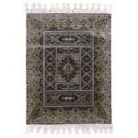 Tapis Hereke en soie, signé dans le cartouche - Tapis Hereke en soie, signé dans le [...]