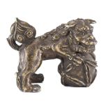 Petit shishi ou chien de Fô en bronze poussant une boule nouée - Petit shishi ou [...]