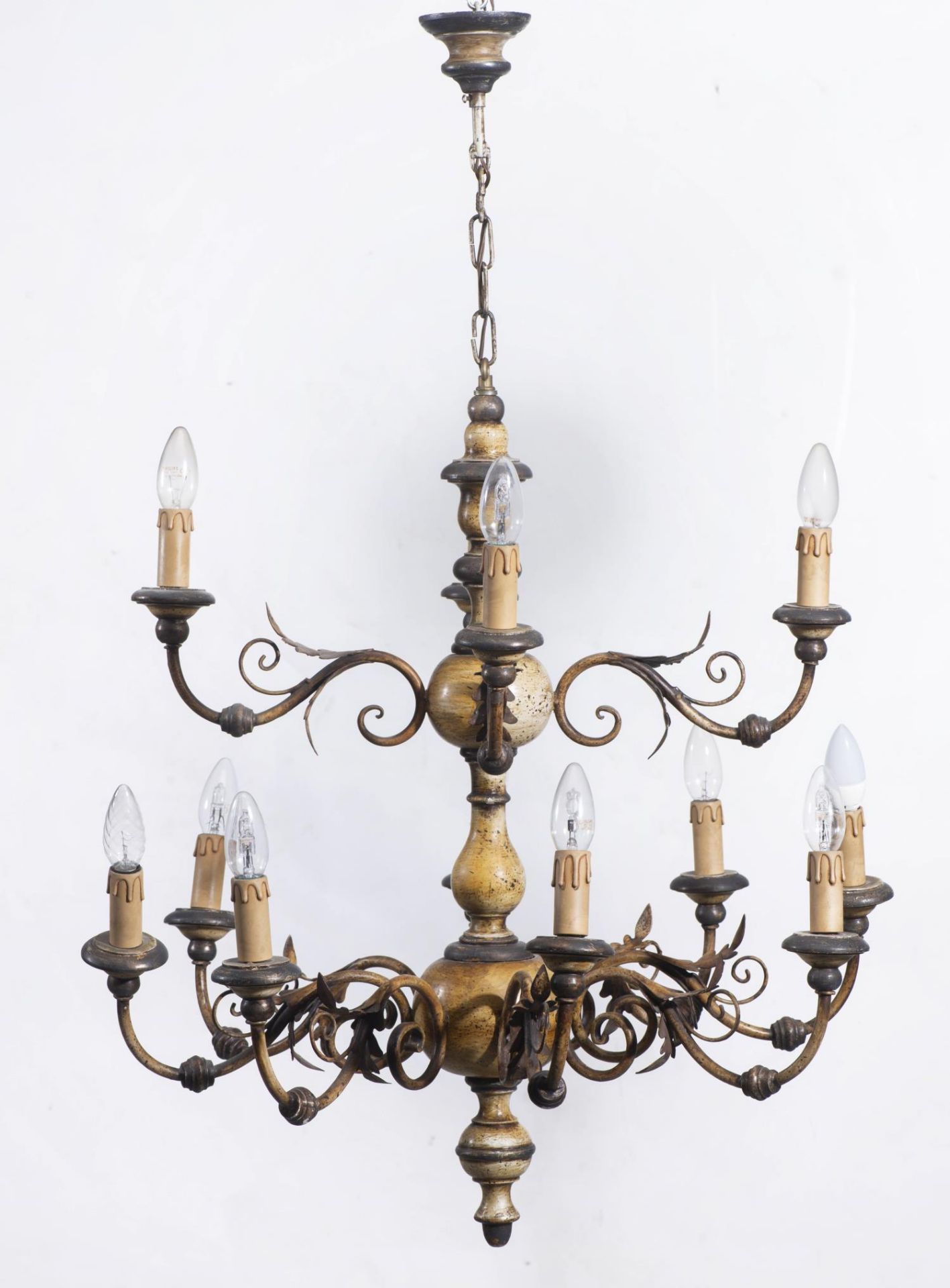 Lustre à 12 feux en fer forgé peint à bras en arabesques - Lustre à 12 feux en [...]