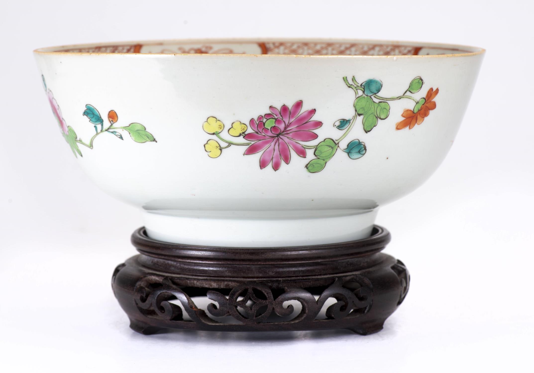 Bol en porcelaine de Chine à décor en famille rose de fleurs, époque Qianlong [...] - Image 3 of 8