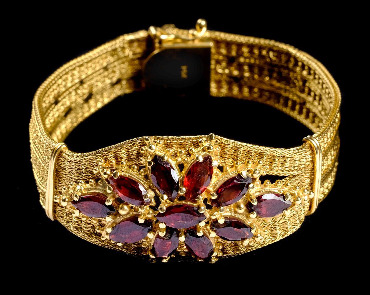 * Bracelet. A Continental 14K gold ladies bracelet