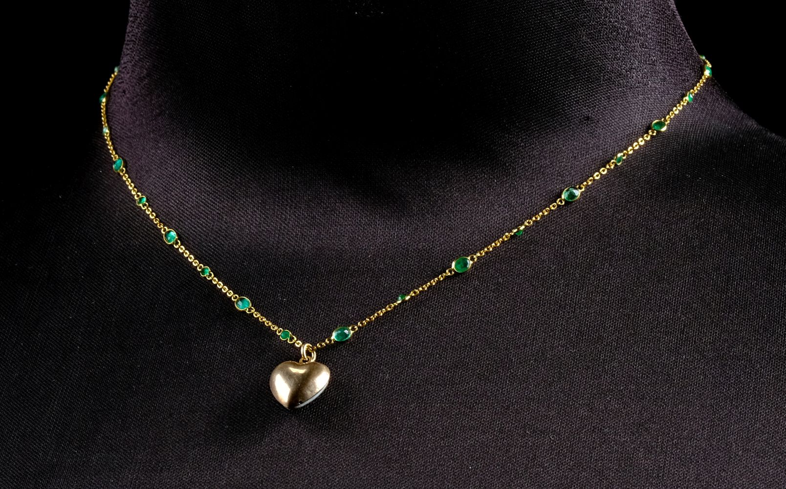 * Necklace. An 18ct gold chain set