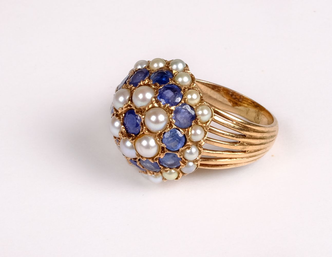 * Rings. A yellow metal sapphire and pearl cluster ring plus two others - Bild 4 aus 5