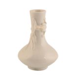 DEHUA 'CHILONG' BOTTLE VASE, LATE MING / EARLY QING DYNASTY