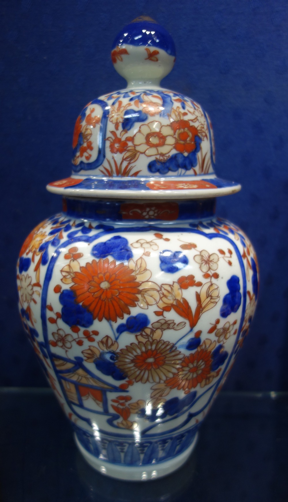 A JAPANESE 'IMARI' VASE AND COVER, 30 cm high