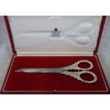 GARRARD & CO LTD: A pair of silver and steel scissors in a fitted presentation case