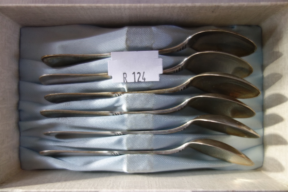 A SET OF SIX CONTINENTAL SILVER COFFEE SPOONS, approx 1.85oz