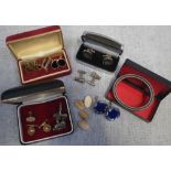 A PAIR OF 12CT CUFFLINKS and a collection of gents vintage cufflinks