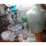 A COLLECTION OF GLASSWARE, including a frosted glass motor car paperweight and desk stand