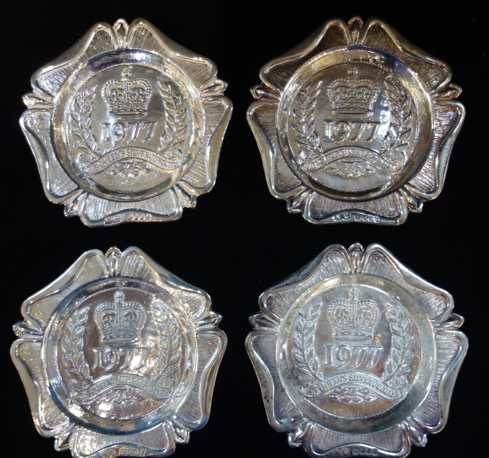 A SET OF FOUR QUEEN'S SILVER JUBILEE MINIATURE DISHES dated 1977, approx 9.65oz