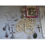 A COLLECTION OF JEWELLERY, to include a silver and hardstone pendant and a silver pill box