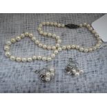 A SIMULATED PEARL NECKLACE AND MATCHING EARRINGS