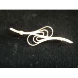 JACK SPENCER: A contemporary modernist 9ct gold brooch, Sheffield 1980, stylised twist form, 5cm